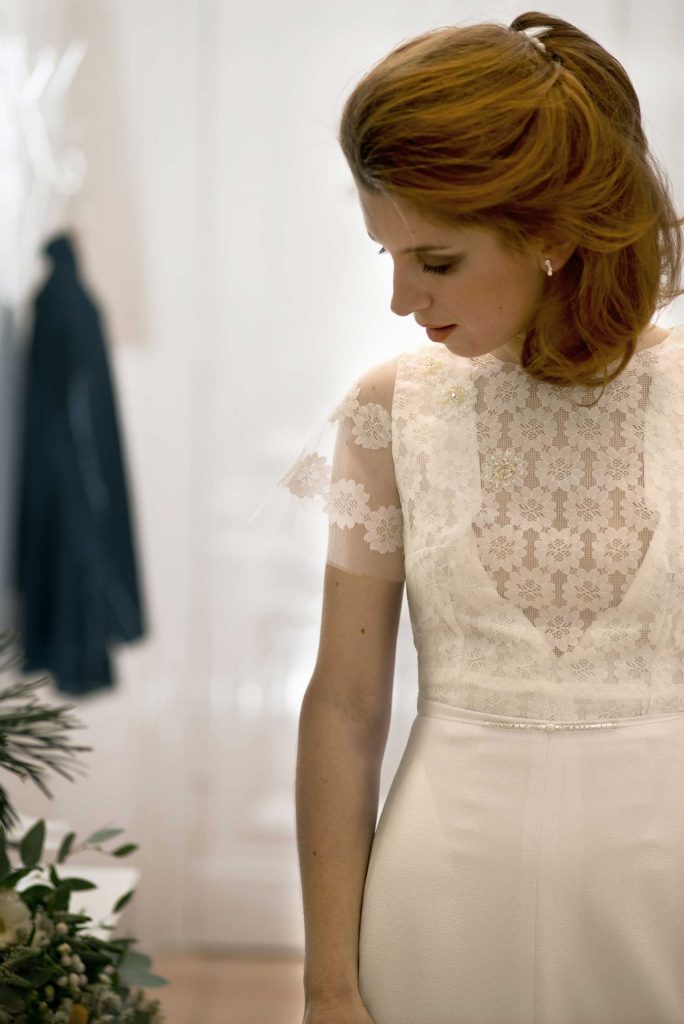 Vintage Braut im Vorzimmer, Vintage Upcyling Brautkleid, Rothaarige Braut, Nachdenklich schauende Braut, Romantische Braut