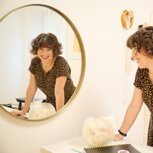 Bild von der Stylistin Carla la Ruddigkeit vor einem Spiegel